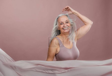 Téléchargez les photos : Portrait of happy senior woman in a studio. - en image libre de droit