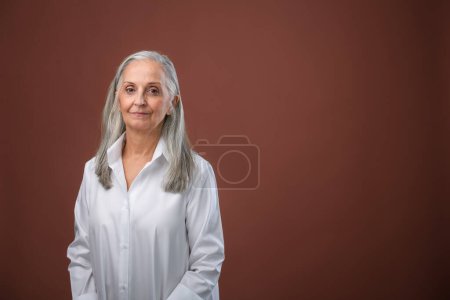 Téléchargez les photos : Portrait de femme âgée élégante dans un studio. - en image libre de droit
