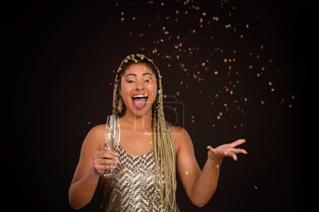 Foto de Retrato de mujer multirracial feliz celebrando con copa de champán. - Imagen libre de derechos