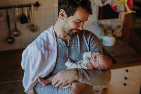 Téléchargez les photos : Close-up of father holding his little new born baby. - en image libre de droit