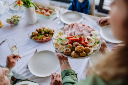 Téléchargez les photos : Vue en angle élevé de la table de Pâques avec les repas traditionnels. - en image libre de droit