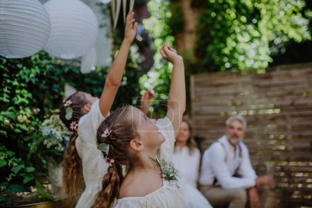 Téléchargez les photos : Petite fille s'amuser à une fête de mariage en plein air. - en image libre de droit