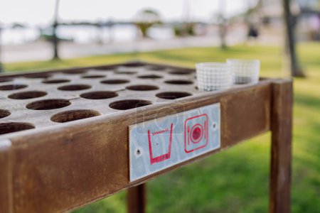 Téléchargez les photos : Close-up of storage table for empty glasses on a beach. - en image libre de droit