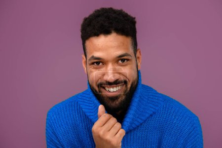 Téléchargez les photos : Portrait d'homme multiracial heureux en pull tricoté bleu. - en image libre de droit