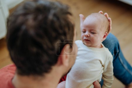 Téléchargez les photos : Gros plan du père tenant son petit nouveau-né. - en image libre de droit