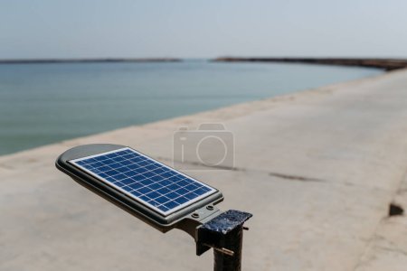 Téléchargez les photos : Gros plan sur l'éclairage solaire des rues près de la plage. - en image libre de droit