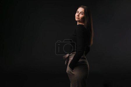 Foto de Retrato de una joven en estudio, fondo negro. - Imagen libre de derechos