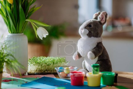 Foto de Primer plano de un juguete suave de conejo con decoración de Pascua. - Imagen libre de derechos