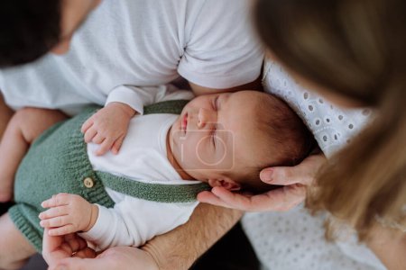 Téléchargez les photos : Parents heureux câlins avec leur fils nouveau-né. - en image libre de droit