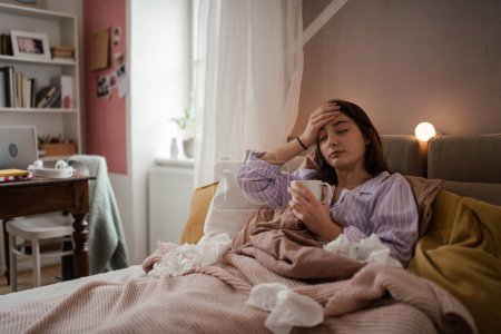 Téléchargez les photos : Malade adolescente couchée dans un lit. - en image libre de droit