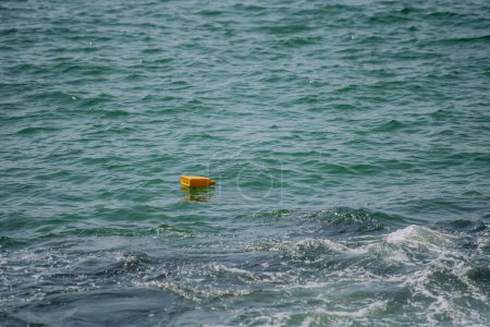 Foto de Primer plano de basura flotante en el océano. - Imagen libre de derechos