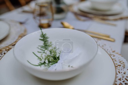 Téléchargez les photos : Vue grand angle de la table de mariage réglage esthétique avec les fleurs à l'arrière-cour. - en image libre de droit
