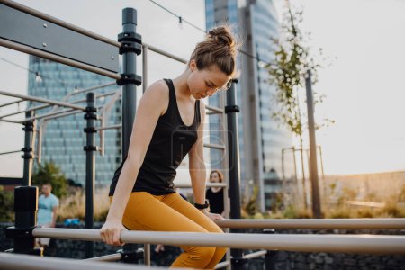 Téléchargez les photos : Joyeux jeune femme faisant des exercices au parc de la ville d'entraînement en plein air. - en image libre de droit