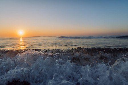 Téléchargez les photos : Landscape with sea sunset on a beach. - en image libre de droit