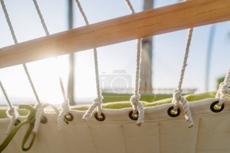 Foto de Primer plano de la hamaca que cuelga en las palmas, concepto de vacaciones exóticas del verano. - Imagen libre de derechos