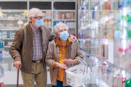 Téléchargez les photos : Couple âgé à la recherche de médicaments dans un magasin de pharmacie. - en image libre de droit