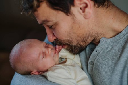 Téléchargez les photos : Close-up of father cuddling his little new born baby. - en image libre de droit