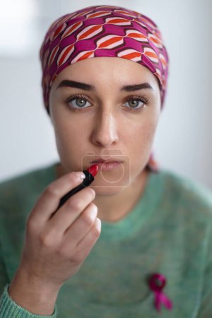 Foto de Beauty routine of a young woman with cancer. - Imagen libre de derechos