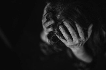 Foto de Primer plano de la deprimida mujer mayor sosteniendo la cabeza. - Imagen libre de derechos