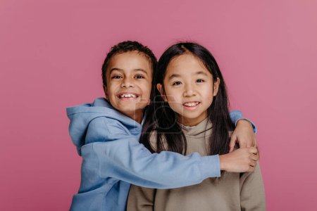 Foto de Retrato de dos niños, sesión de estudio. Concepto de diversidad en una amistad. - Imagen libre de derechos