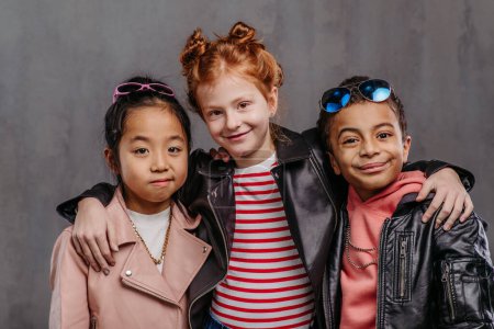 Téléchargez les photos : Portrait de trois enfants dans une veste en cuir. - en image libre de droit