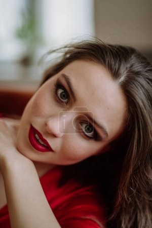 Téléchargez les photos : Portrait d'une jeune femme avec maquillage du soir. - en image libre de droit