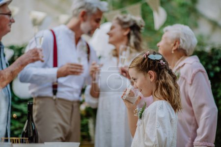 Foto de Familia multigeneracional en una fiesta de bodas al aire libre. - Imagen libre de derechos