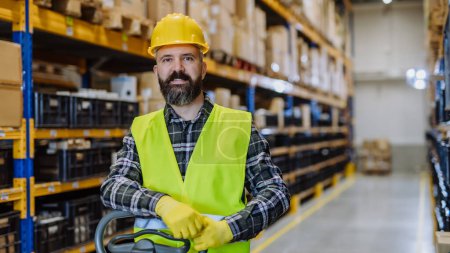 Téléchargez les photos : Portrait of a warehouse worker or a supervisor. - en image libre de droit