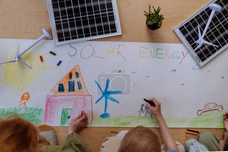 Foto de Niños dibujando un proyecto de lección ambiental en la escuela. - Imagen libre de derechos