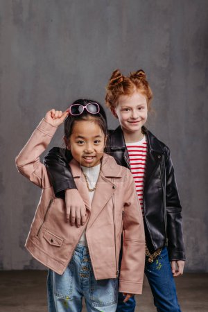 Téléchargez les photos : Portrait de deux filles dans une veste en cuir. - en image libre de droit