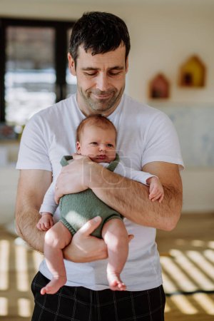 Téléchargez les photos : Gros plan du père tenant son petit nouveau-né. - en image libre de droit