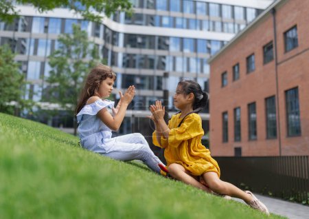Foto de Little niñas jugando al aire libre en el parque de la ciudad. - Imagen libre de derechos
