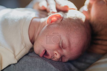 Téléchargez les photos : Gros plan du père câlinant son petit bébé nouveau-né. - en image libre de droit