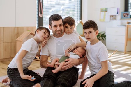 Foto de Retrato de un padre y sus cuatro hijos, sosteniendo a su bebé recién nacido. - Imagen libre de derechos