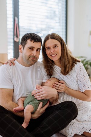 Téléchargez les photos : Parents heureux câlins avec leur fils nouveau-né. - en image libre de droit