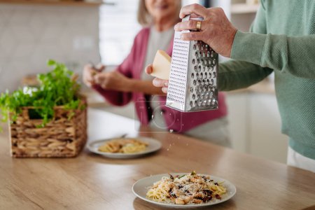 Téléchargez les photos : Gros plan du couple de personnes âgées préparant le déjeuner ensemble. - en image libre de droit