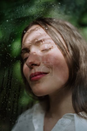 Téléchargez les photos : Portrait d'une jeune femme dans la jungle. - en image libre de droit