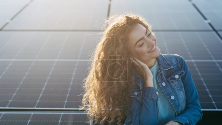 Foto de Retrato de mujer joven, propietaria en la azotea con paneles solares. - Imagen libre de derechos