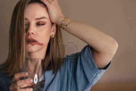 Foto de Retrato de mujer deprimida con una copa de vino. - Imagen libre de derechos