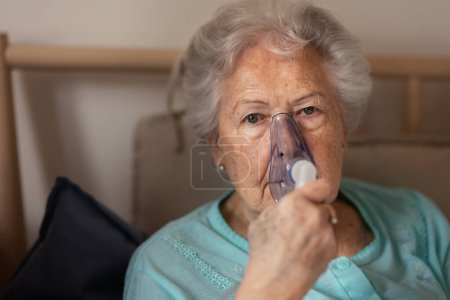 Téléchargez les photos : Portrait d'une femme âgée avec un concept de soins de santé plus inspirant. Gros plan de la patiente âgée avec masque à oxygène. - en image libre de droit