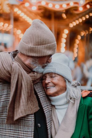 Foto de Primer plano retrato de las personas mayores en invierno el día de Navidad. Sonriendo, abrazándose. - Imagen libre de derechos