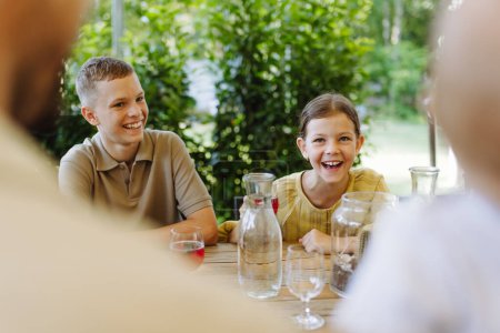 Foto de Niños pequeños disfrutando de tiempo en familia en el restaurante. Una pequeña celebración familiar en un restaurante familiar. - Imagen libre de derechos