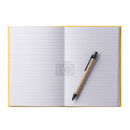 Foto de Cuaderno de papel cerrado con tapa amarilla y bolígrafo. Realista, fotografía, aislado sobre fondo blanco. - Imagen libre de derechos