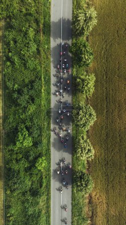 Téléchargez les photos : Vue de dessus des courses cyclistes. Cyclistes professionnels faisant du vélo sur la route pendant la chaude journée d'été. - en image libre de droit