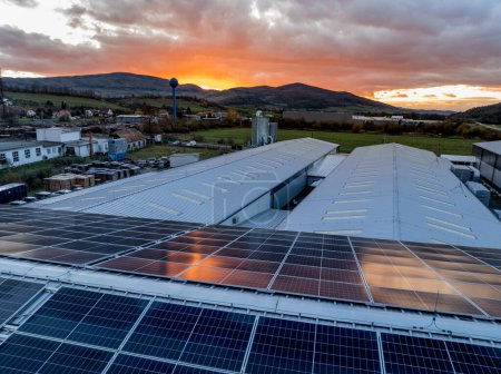 Téléchargez les photos : Vue aérienne d'un panneau solaire sur le toit de l'usine. L'énergie solaire comme source d'énergie renouvelable dans les entreprises. - en image libre de droit