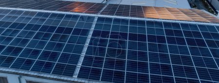 Foto de Vista aérea de paneles solares en la azotea de la fábrica. La energía solar como fuente de energía renovable en los negocios. - Imagen libre de derechos