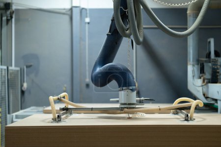 Foto de Automatización industrial y robótica en la moderna fábrica industrial. Robots con pinza en la fabricación, transferencia, movimiento y carga de materiales. - Imagen libre de derechos