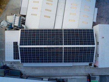 Foto de Vista aérea de paneles solares en la azotea de la fábrica. La energía solar como fuente de energía renovable en los negocios. - Imagen libre de derechos