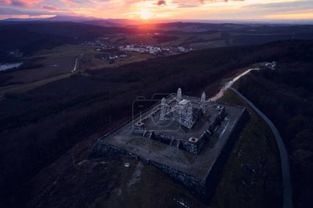 Foto de Vista aérea del monumento de piedra, monumento en la colina durante la puesta del sol. El Barrow de Milán Rastislav Stefanik en Eslovaquia. - Imagen libre de derechos
