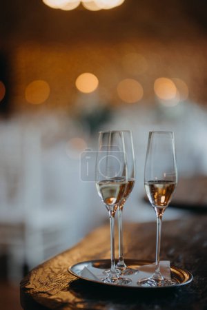 Foto de Dos copas de champán en la mesa sobre fondo borroso. Boda, fiesta, brindis. - Imagen libre de derechos